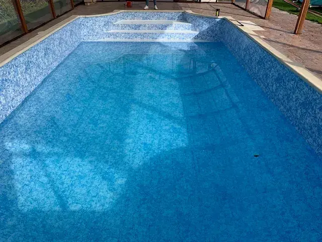 Bassin sous abri : Piscine sous abri arrondi avec membrane marbrée