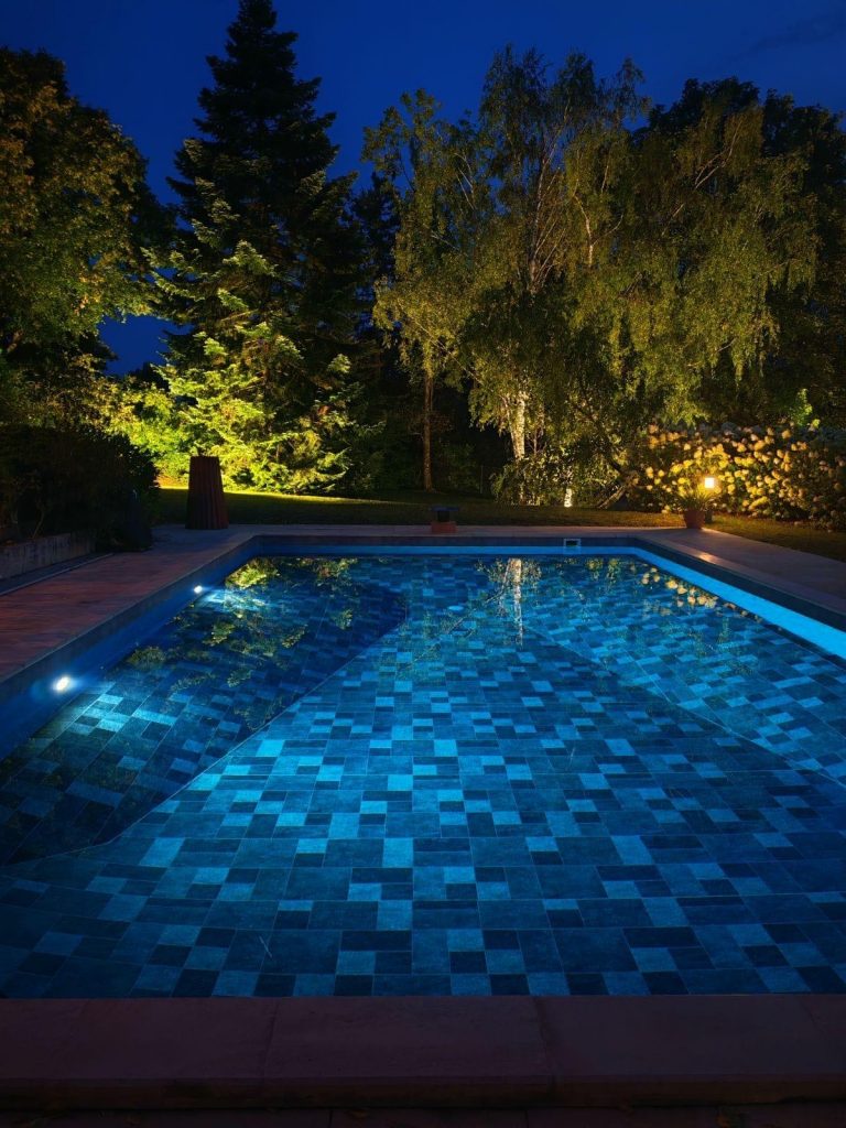Lire la suite à propos de l’article Rénovation d’un bassin de 12x6m : Un nouveau souffle pour une piscine en tronc de pyramide !