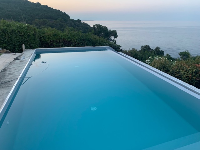 Pose d’une membrane SopremaPool Gris Clair 150/100 en Corse : Une piscine à débordement avec une vue imprenable !