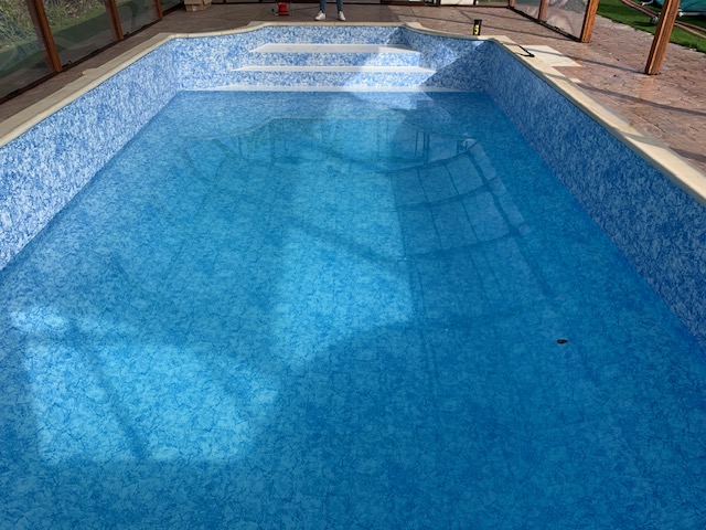 Pose d’une membrane SOPREMAPOOL 150/100 dans un bassin Versailles Magiline : Élégance et modernité pour une forme libre !