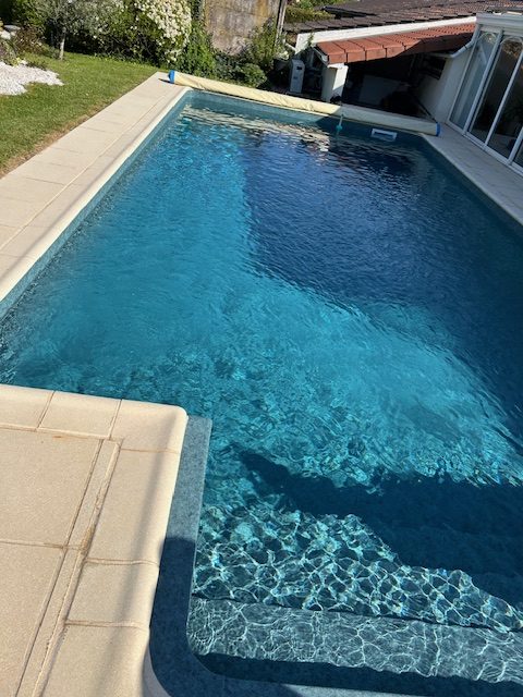 Rénovation d’un bassin avec une membrane 3D CGT Granit Green : Un nouveau souffle naturel et élégant !
