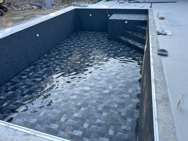 Rénovation de piscine : Une touche d’élégance avec la membrane 3D CGT Black Slate et Brown Basalt !