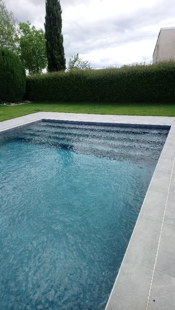 Rénovation d’un bassin avec une membrane SOPREMAPOOL 3D Sensitive Grey : Un style sobre et moderne pour une piscine revitalisée !