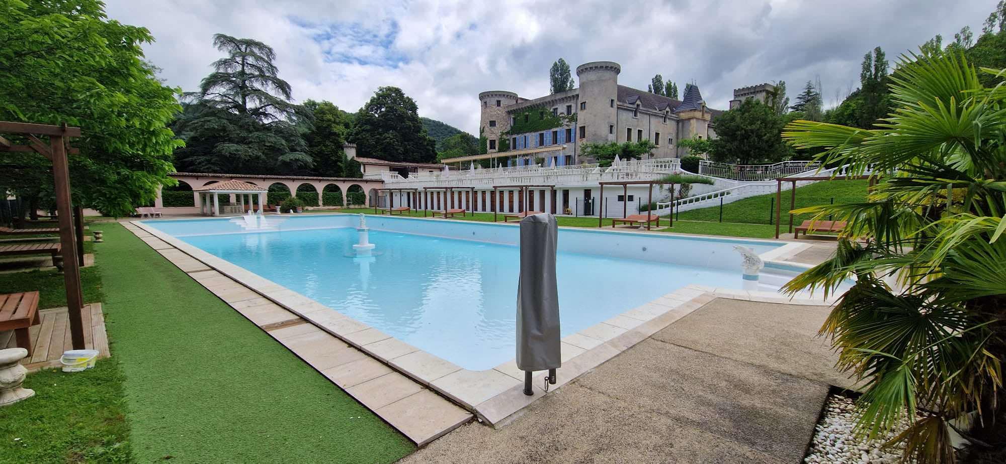 Piscine d’Exception : Design Élégant et Prestigieux avec Membrane Aquacolor Blanc